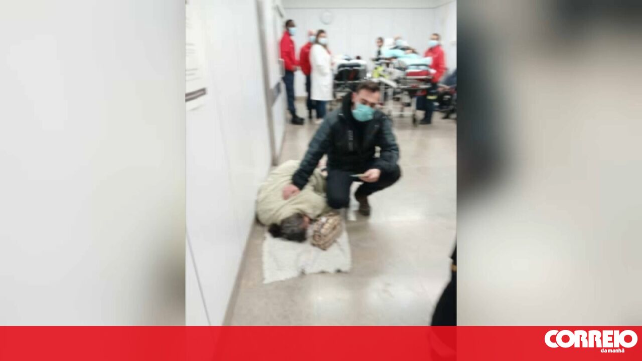 Família de doente oncológica que esperou deitada no chão nas urgências do Hospital de Coimbra nega ter encenado drama - Portugal