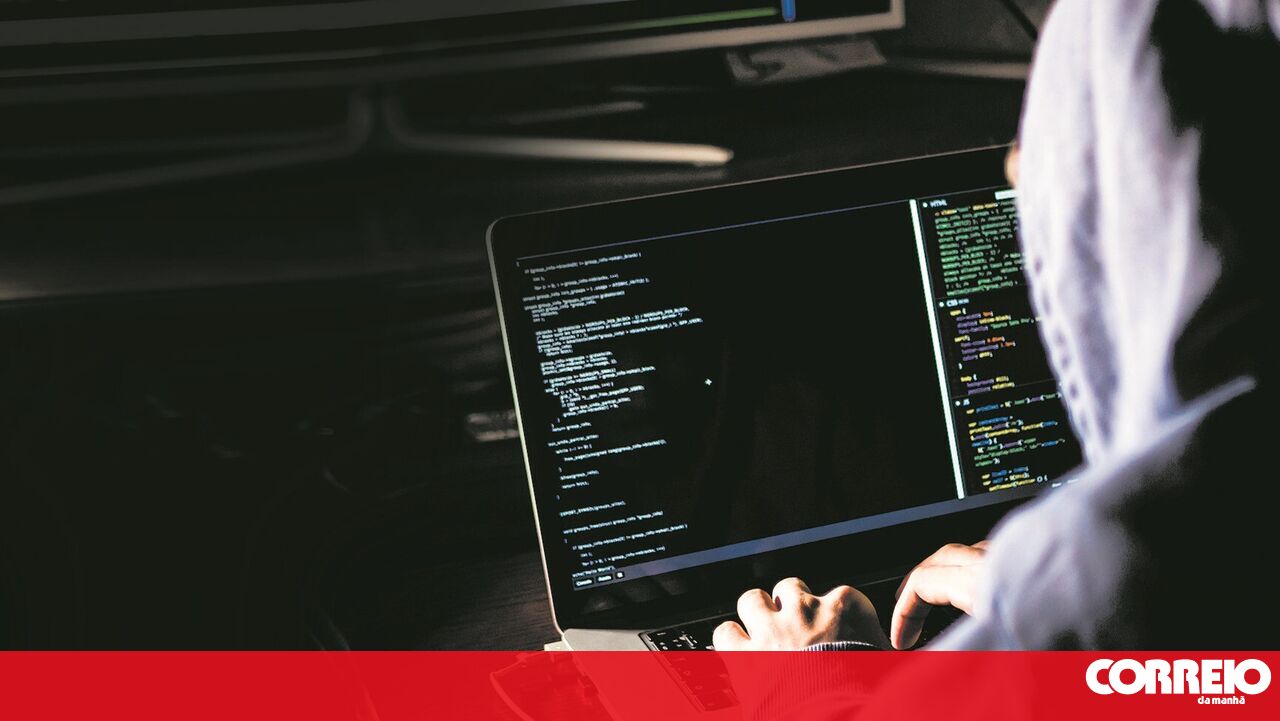 ‘Hacker’ expõe 37 portugueses inscritos no ‘Tinder nazi’ - Portugal