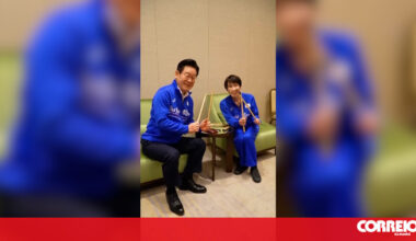 Sentados à bateria com casacos a combinar: primeira-ministra japonesa e presidente sul-coreano dão ‘concerto’ de K-pop - Mundo