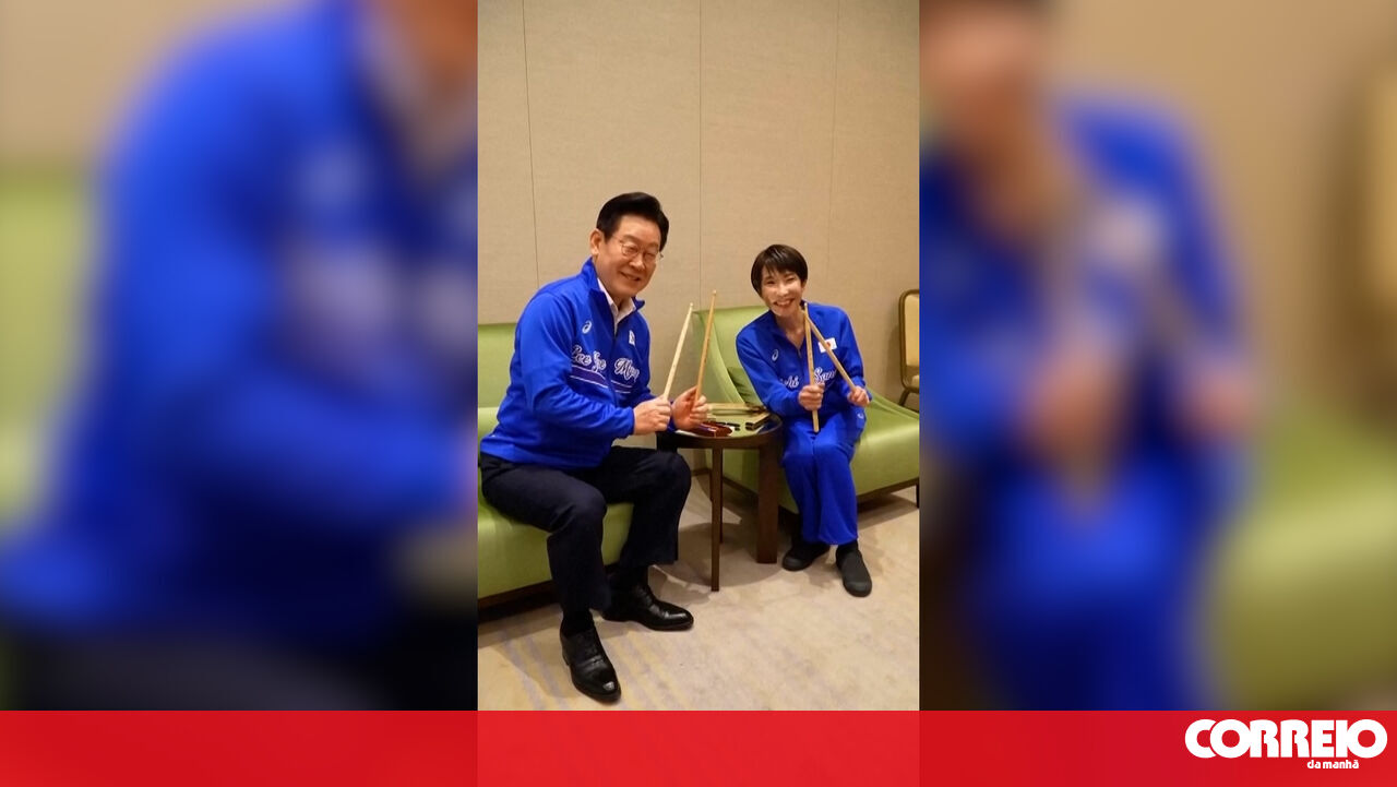 Sentados à bateria com casacos a combinar: primeira-ministra japonesa e presidente sul-coreano dão ‘concerto’ de K-pop - Mundo
