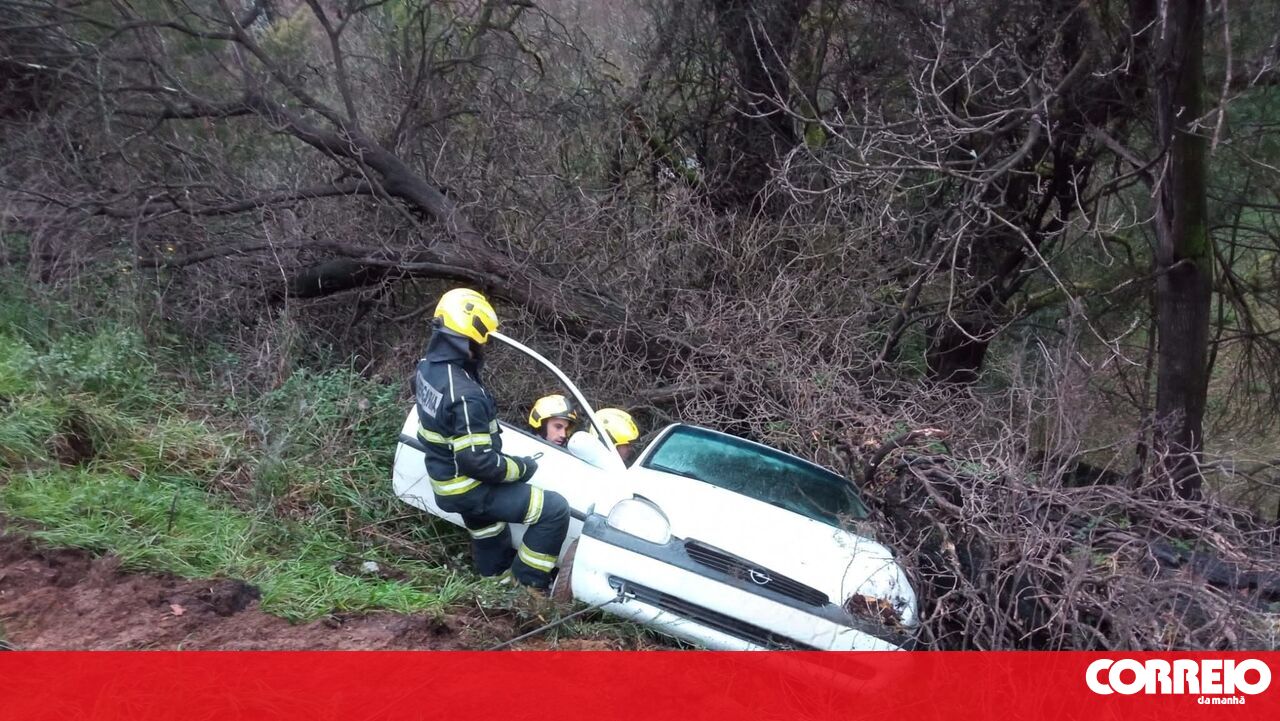 Jovem passa noite encarcerada após despiste de carro. Perdeu controlo da viatura e caiu para ravina - Portugal