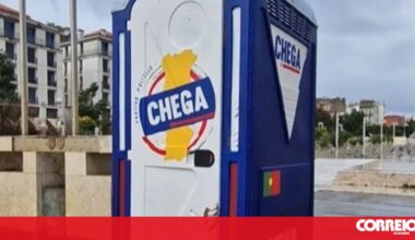 Bordalo II transforma casa de banho portátil em obra de arte satírica contra o Chega - Sociedade