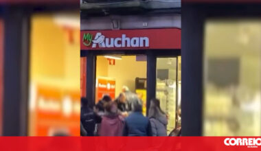 Trio tenta assaltar supermercado no Porto e fica fechado dentro do estabelecimento. Suspeitos detidos - Portugal