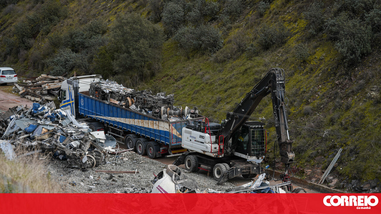 Retirados destroços das carruagens do comboio de alta velocidade que descarrilou em Espanha - Mundo