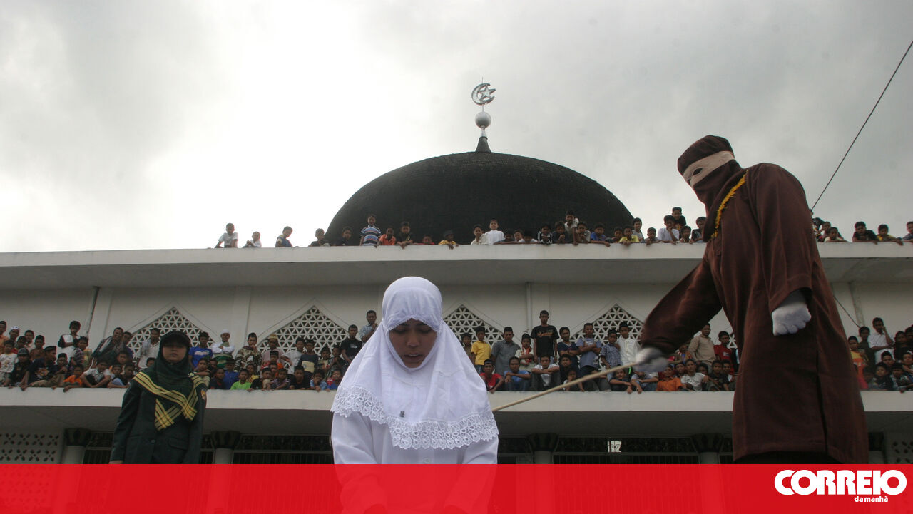 Mulher desmaia após receber 140 chicotadas por relações sexuais fora do casamento e consumo de álcool na Indonésia - Mundo