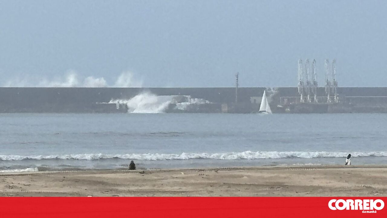 Mar abre 'buraco' no quebra-mar do Porto de Leixões - Sociedade