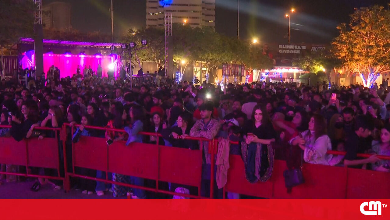 Paquistão dá as boas-vindas a 2026 com fogos de artifício, música e dança - Vídeos