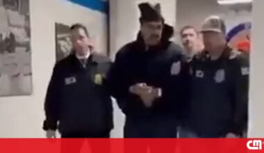 Nicolás Maduro chega a centro de detenção em Brooklyn algemado e a desejar "feliz Ano Novo" - Vídeos