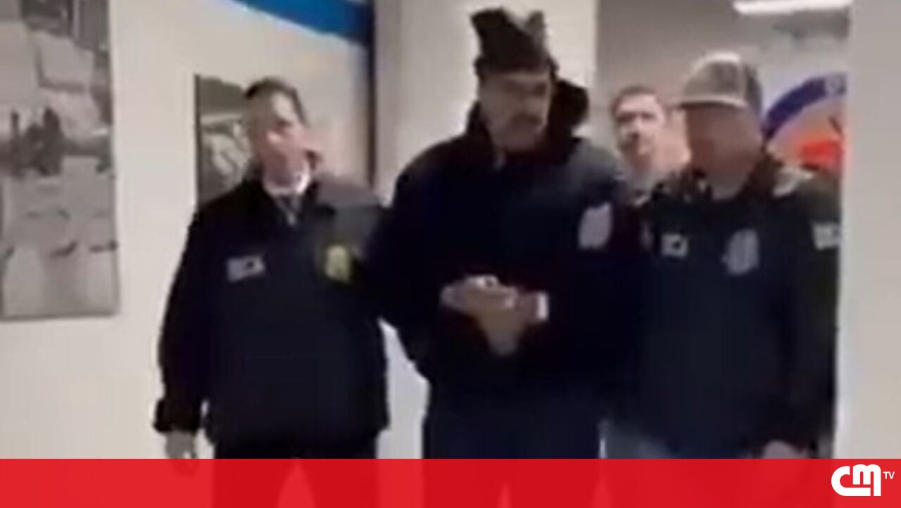 Nicolás Maduro chega a centro de detenção em Brooklyn algemado e a desejar "feliz Ano Novo" - Vídeos
