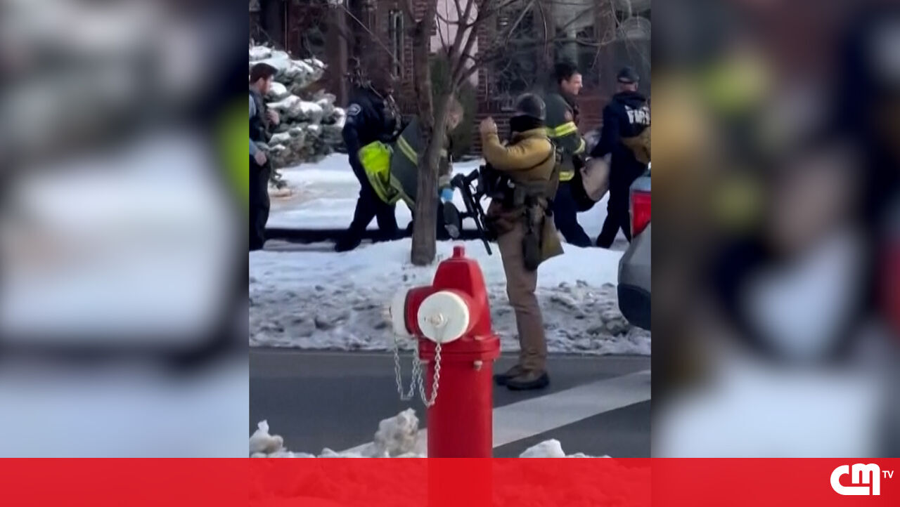 Novas imagens mostram mulher morta pelo ICE a ser transportada pelos bombeiros após tiroteio - Vídeos