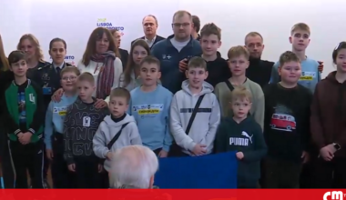 Ministra da justiça recebe mães e crianças ucranianas no aeroporto de Lisboa - Vídeos