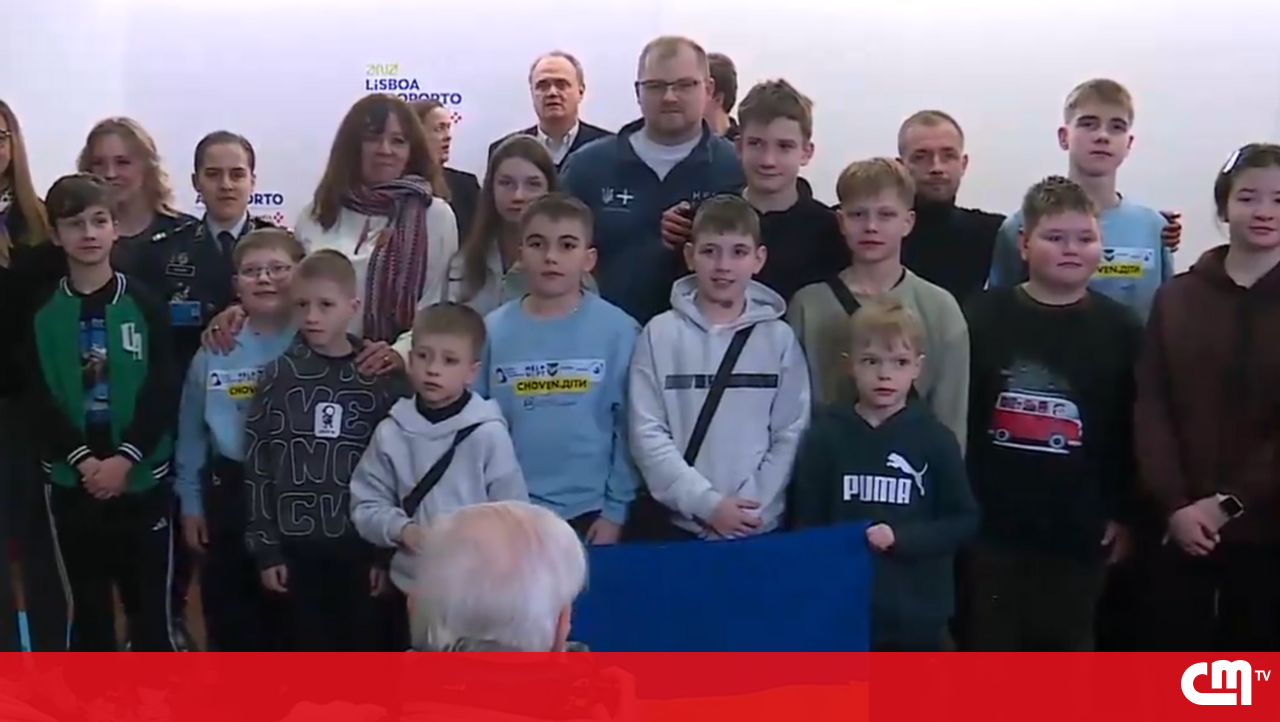 Ministra da justiça recebe mães e crianças ucranianas no aeroporto de Lisboa - Vídeos