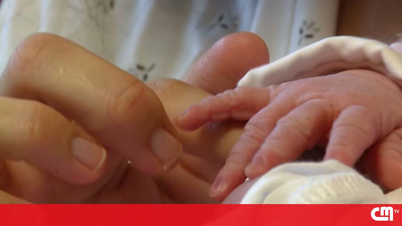 Casal gay de Alcobaça acusado de "mercadejar" bebé para "satisfação pessoal" - Vídeos