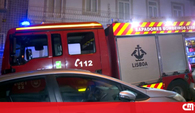 Incêndio em prédio em Lisboa deixa 8 desalojados. Terão sido encontrados 17 mil euros na casa onde o fogo deflagrou - Vídeos