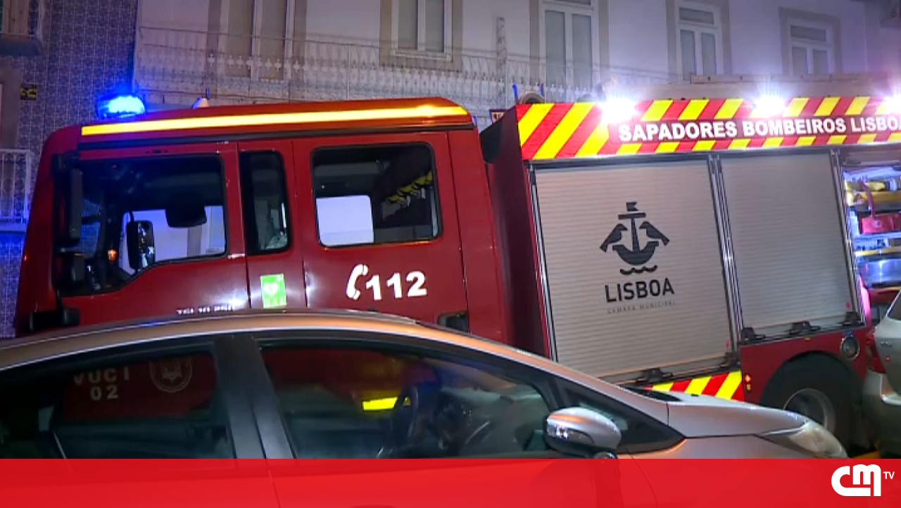 Incêndio em prédio em Lisboa deixa 8 desalojados. Terão sido encontrados 17 mil euros na casa onde o fogo deflagrou - Vídeos