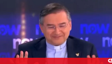 O momento em que golo do Benfica interrompe emissão do canal NOW e “assusta” Cardeal Américo Aguiar - Vídeos