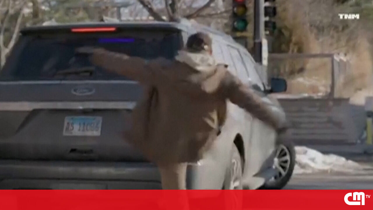 Novos vídeos mostram Alex Pretti a pontapear carro do ICE e em confrontos com os agentes 11 dias antes de ser morto - Vídeos