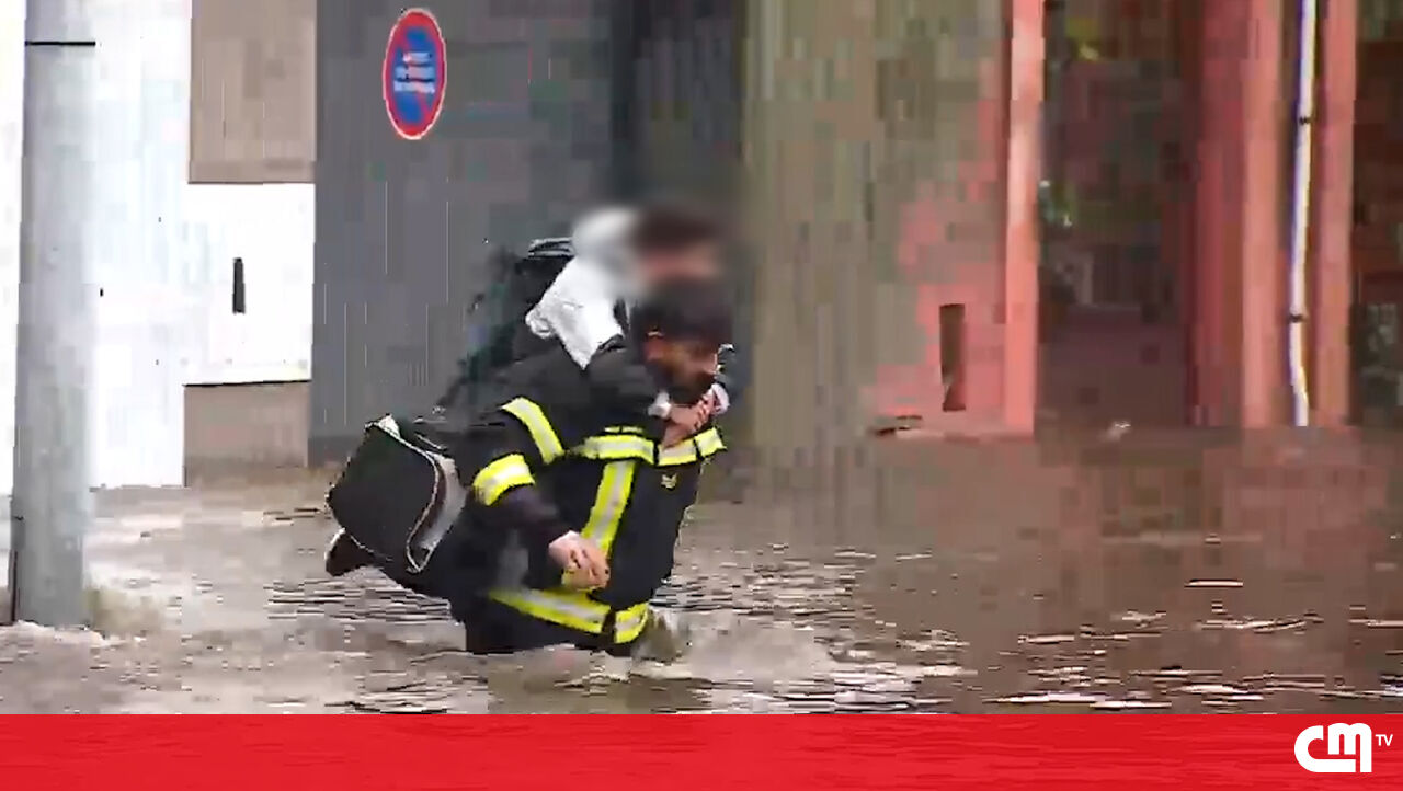 Menino retido em estrada inundada é salvo por bombeiro em Águeda. Veja o momento - Vídeos