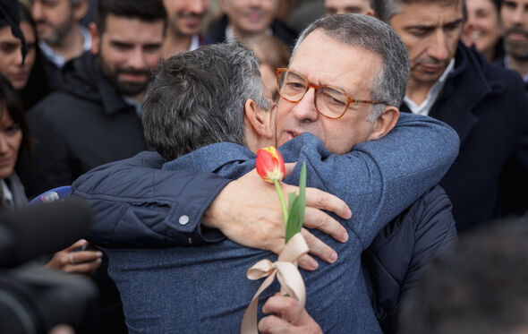 António José Seguro regressa e abraça apoiante