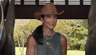 Solteira, Ivete Sangalo usa vestido transparente em Trancoso