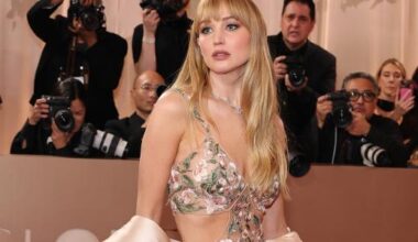 Jennifer Lawrence no tapete vermelho do Globo de Ouro 2026