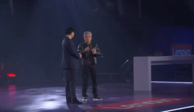 Yang Yuanqing, CEO da Lenovo (esq.), e Jensen Huang, CEO da NVidia, durante o anúncio em Las Vegas (6/01/26)