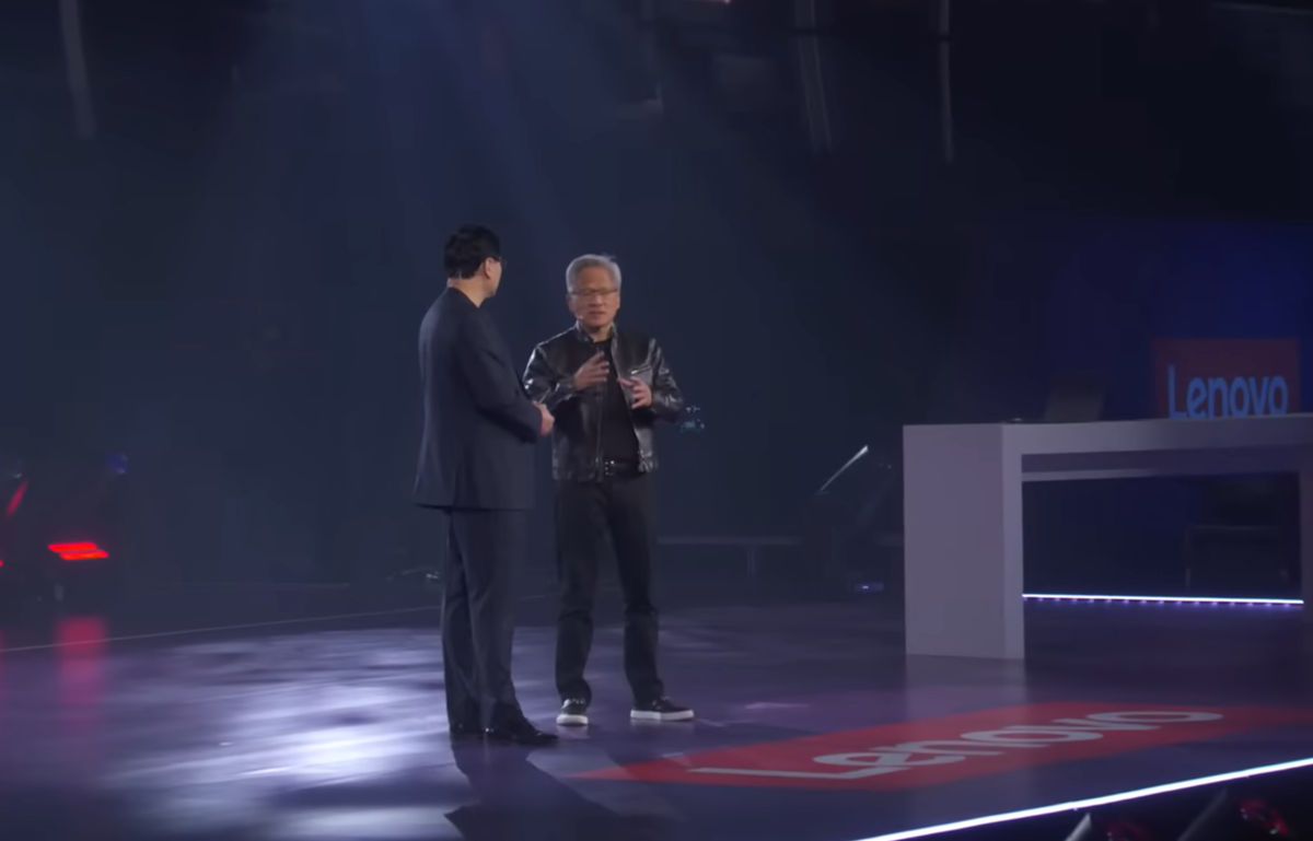 Yang Yuanqing, CEO da Lenovo (esq.), e Jensen Huang, CEO da NVidia, durante o anúncio em Las Vegas (6/01/26)