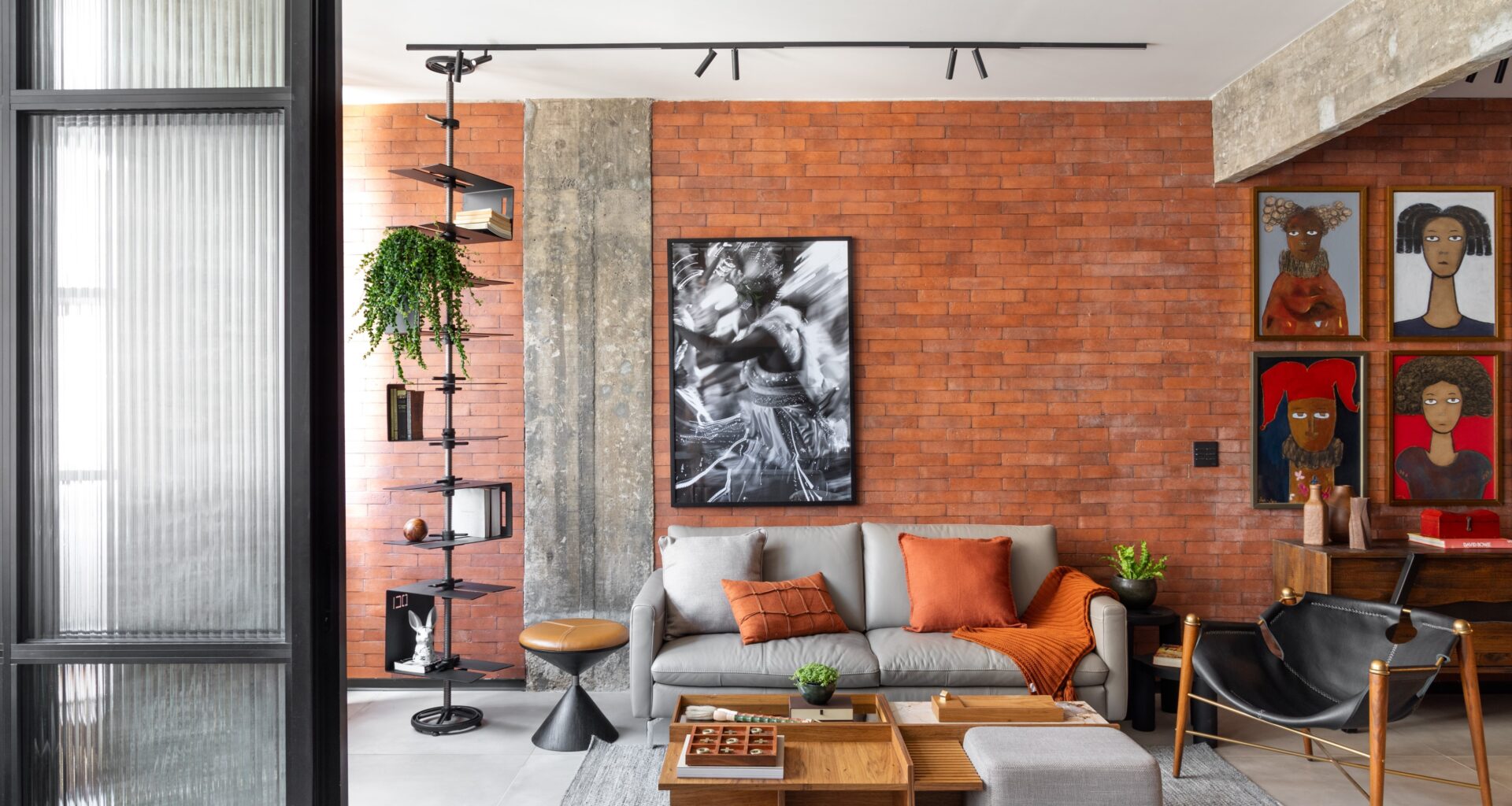 Loft em Copacacana explora cores, urbanidade e materiais