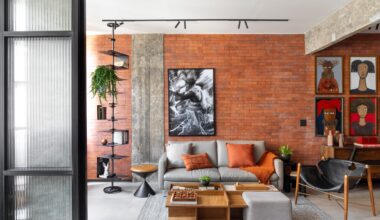 Loft em Copacacana explora cores, urbanidade e materiais
