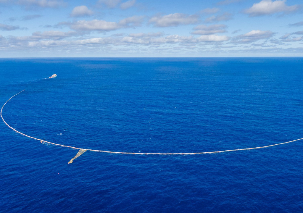 Nettoyage du plastique dans la Grande plaque de déchets du Pacifique, entre Hawaï et la Californie, la plus grande zone d’accumulation de la planète. Image tirée de la galerie multimédia du site web de The Ocean Cleanup.