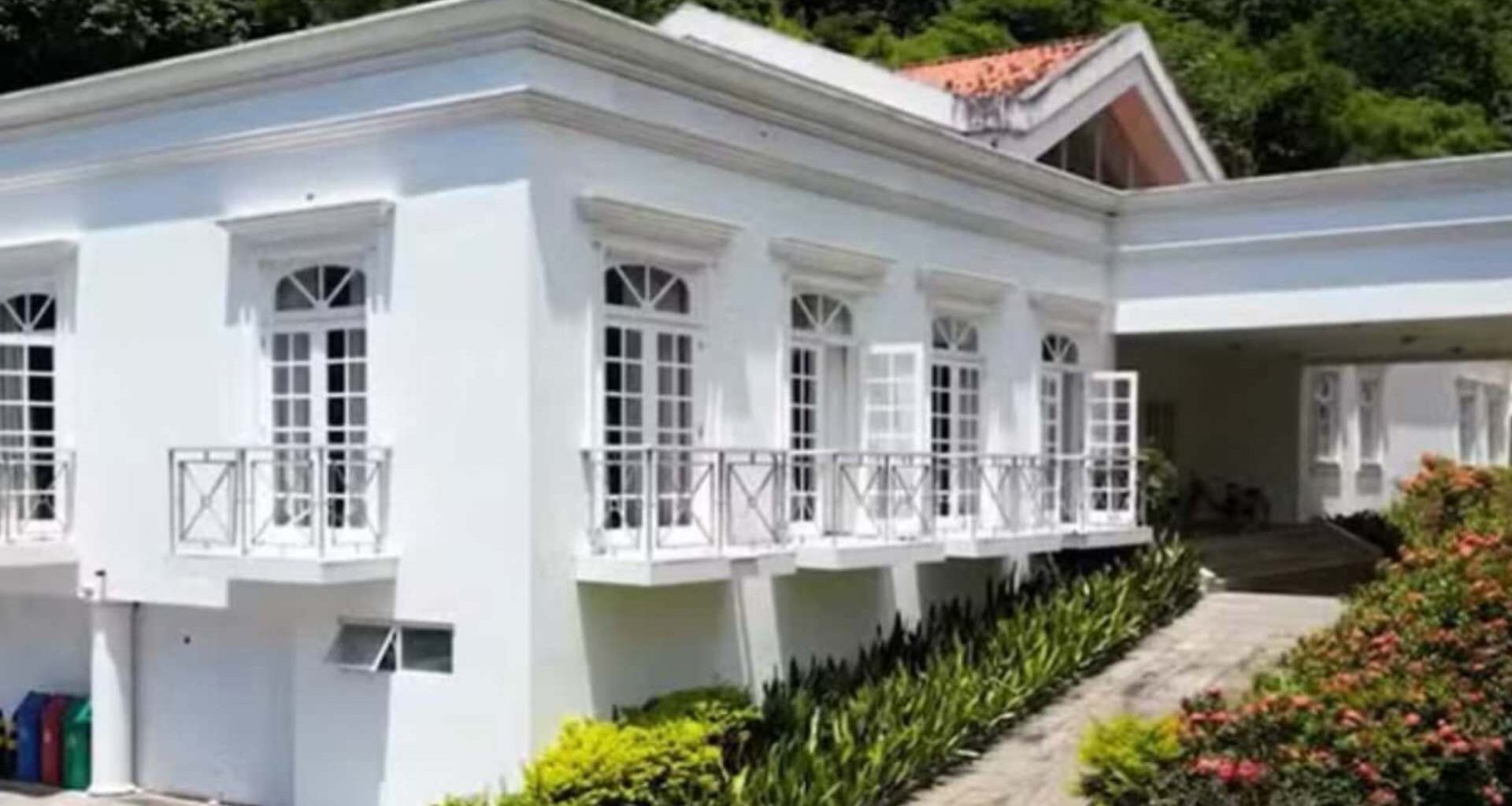 Humorista brasileiro completa 91 anos em meio a disputa judicial de mansão no Rio de Janeiro