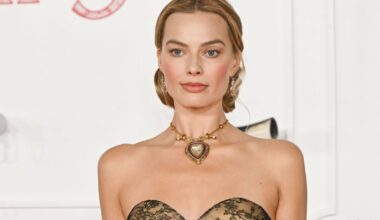 Margot Robbie usa colar de Elizabeth Taylor em première de novo filme; veja