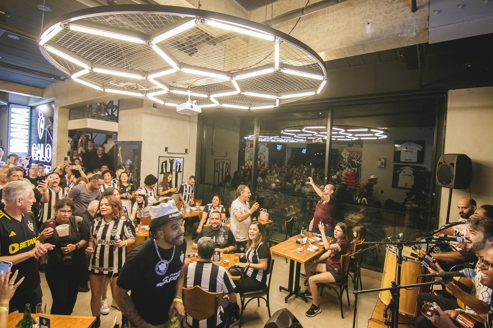 Ator Daniel de Oliveira abre bar temático de futebol em Belo Horizonte — Foto: Divulgação