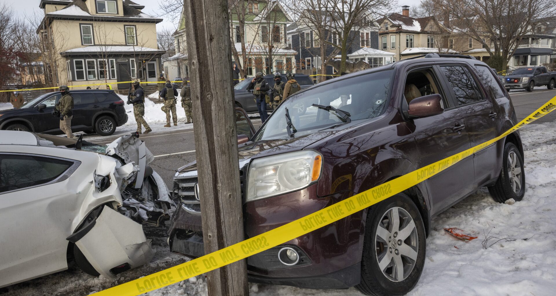 Agente do ICE que matou mulher em Minneapolis sofreu hemorragia interna após incidente, dizem autoridades