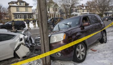 Agente do ICE que matou mulher em Minneapolis sofreu hemorragia interna após incidente, dizem autoridades