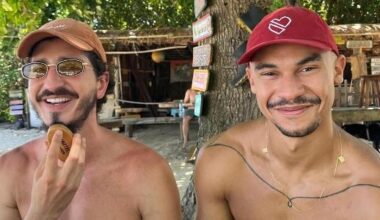 Namorados, Johnny Massaro e Ulysses Mrcosta posaram juntos durante férias na Bahia