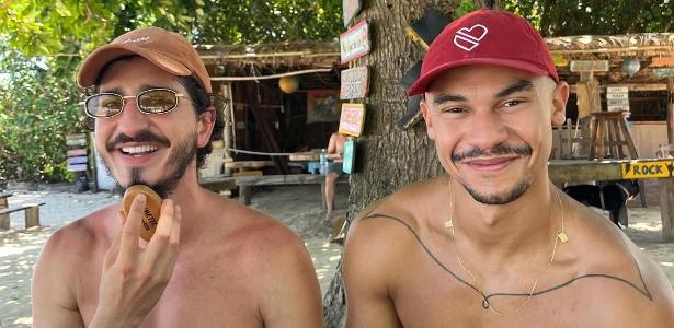 Namorados, Johnny Massaro e Ulysses Mrcosta posaram juntos durante férias na Bahia