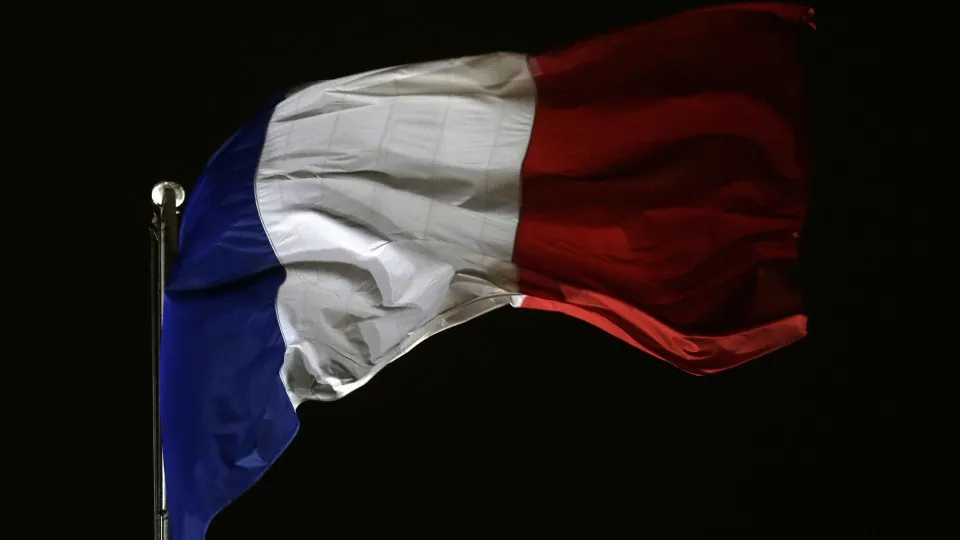 Camião despista-se e destrói casa em França. Condutor é português