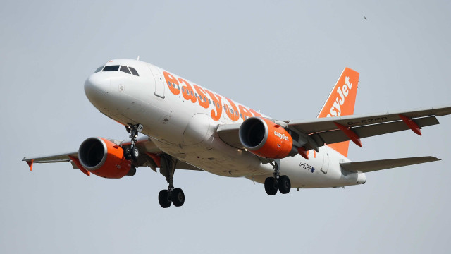 Família é acusada de embarcar em voo com idosa morta. easyJet desmente