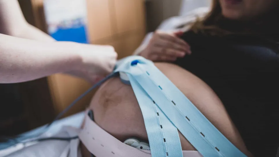 Vai ao hospital com dores no estômago e dá à luz. Pensava ser infértil