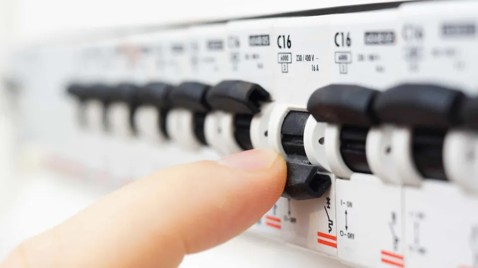 Este domingo pode voltar a falhar a luz: Saiba onde e em que horários