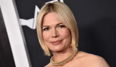 Michelle Williams vista pela primeira vez com quatro filho
