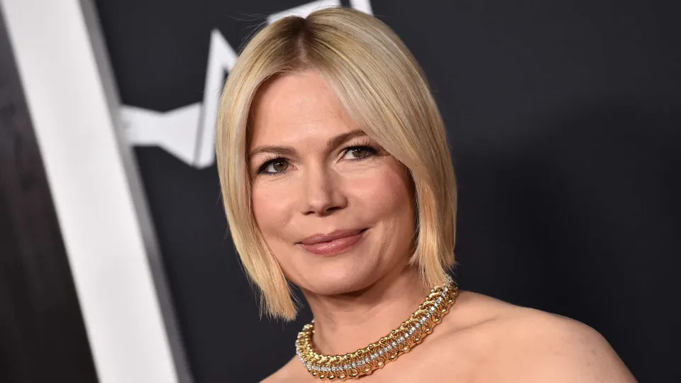 Michelle Williams vista pela primeira vez com quatro filho