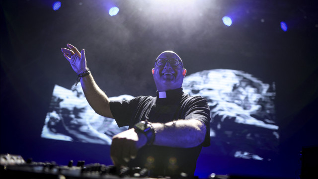 Padre Guilherme é destaque na imprensa lá fora (e até Sharon Stone adora)