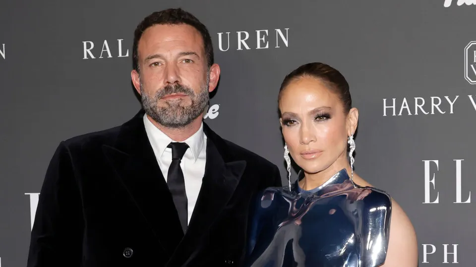 Ben Affleck e Jennifer Lopez retiram (novamente) a casa do mercado