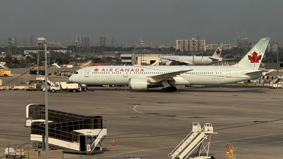 Homem fica preso em porão de avião. Passageiros "ouviram-no a gritar"