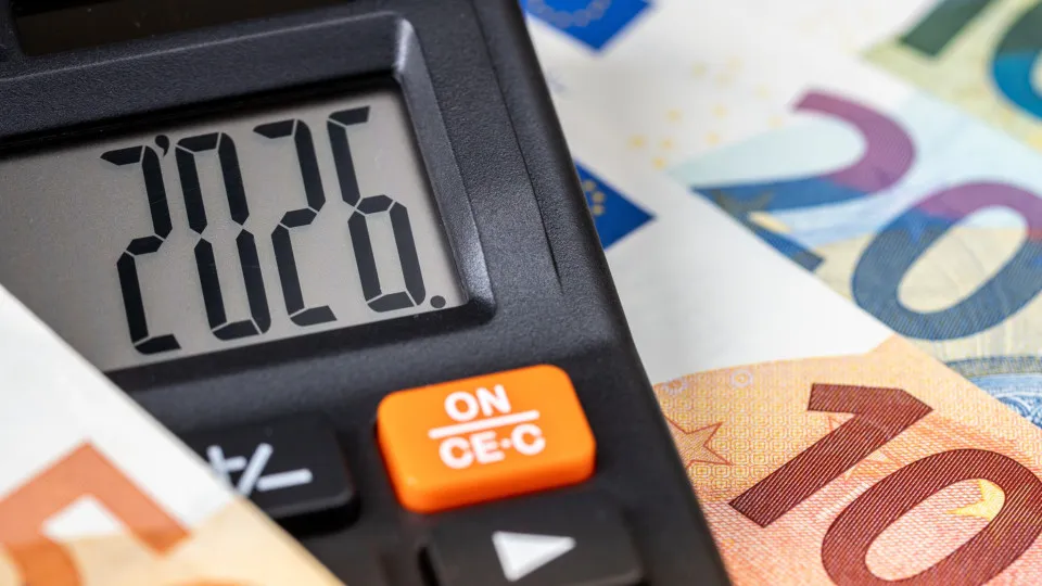 Salários, IRS, pensões: Governo diz o que muda em 2026 (já está a par?)