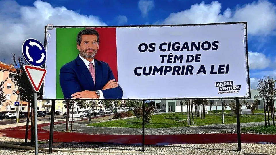 Tribunal rejeita suspensão da retirada de cartazes. "Errado", diz Ventura