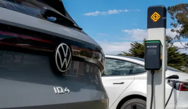 Criança britânica morre atropelada por carro elétrico: "Acelerou sozinho"