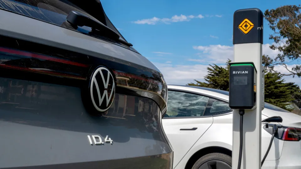 Criança britânica morre atropelada por carro elétrico: "Acelerou sozinho"